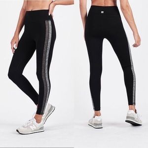 Vuori black leggings with grey stripe L